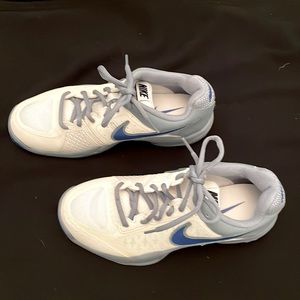 Nike women’s tennis shoes Size 7.5